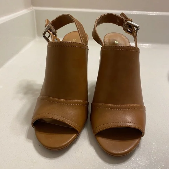 Le Chateau Shoes - Picture 2 of 6